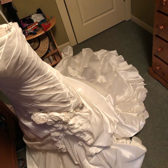 Allure bridals wedding gown - Picture 7 of 8